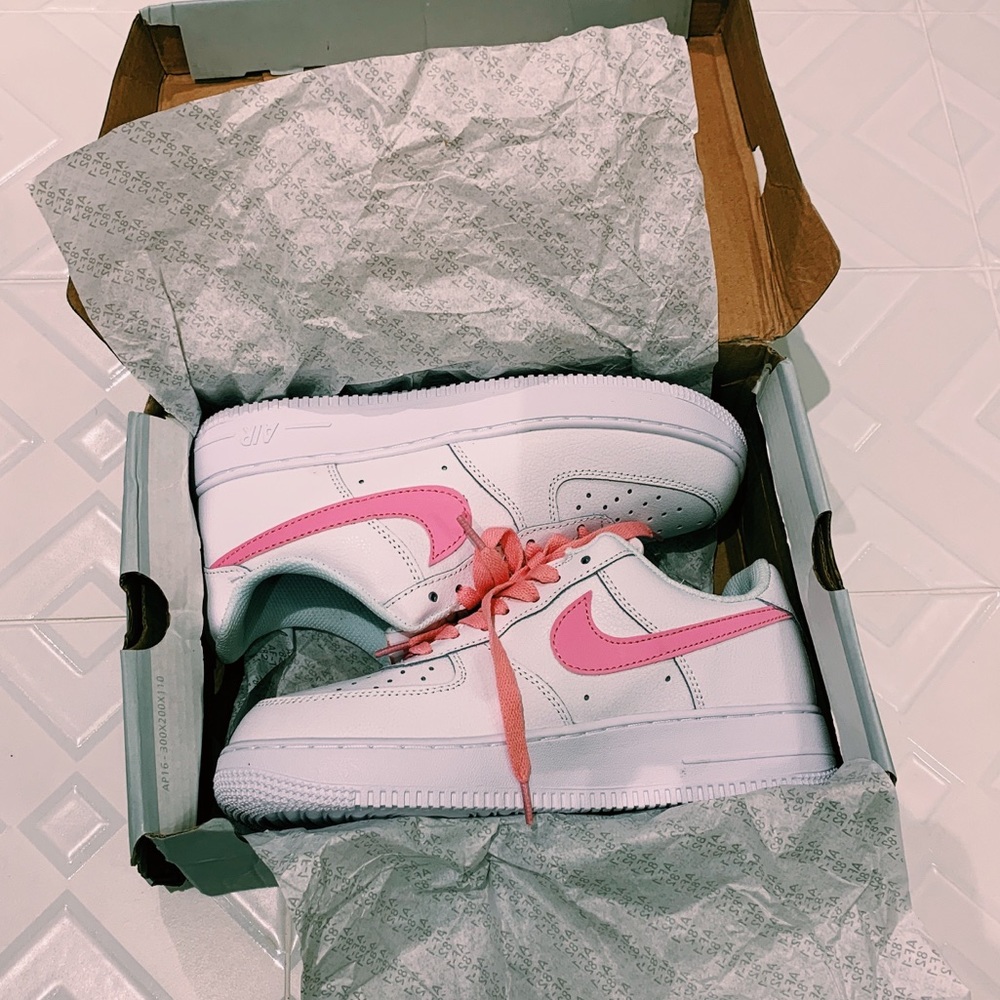 Never worn woman’s pink swoosh Nike shoes